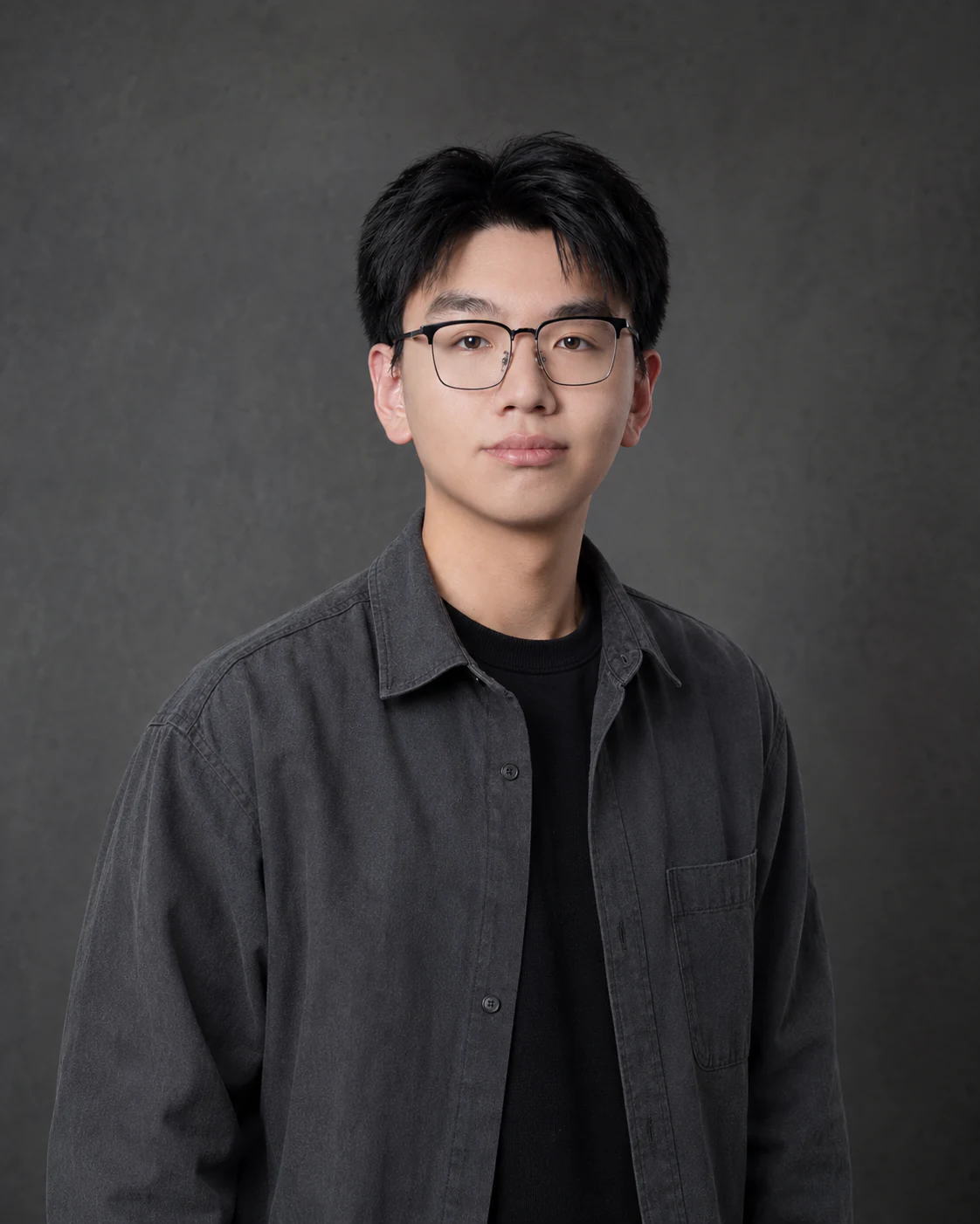 李昌朔,身着深灰色衬衫外套的个人肖像